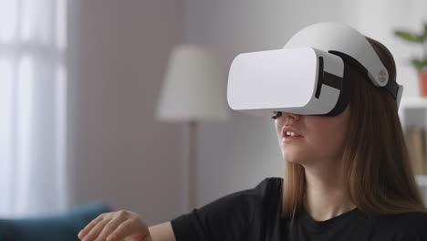 Frau-Mit-Head-Mounted-Display-Gestikuliert-Mit-Den-Händen,-Wischt-Und-Tippt-Auf-Moderne-Technologie-Der-Virtuellen-Realität,-Mittleres-Weibliches-Porträt-Im-Innenbereich